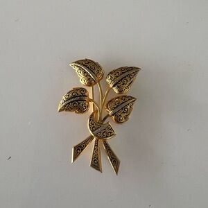 🍃 Vintage Etched Gold-Tone Leaf & Bow Brooch